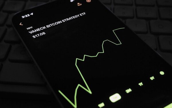 Kriptovaliutų rinką supurtė masinis pasitraukimas: iš bitkoino ETF per savaitę dingo 1,26 mlrd. eurų