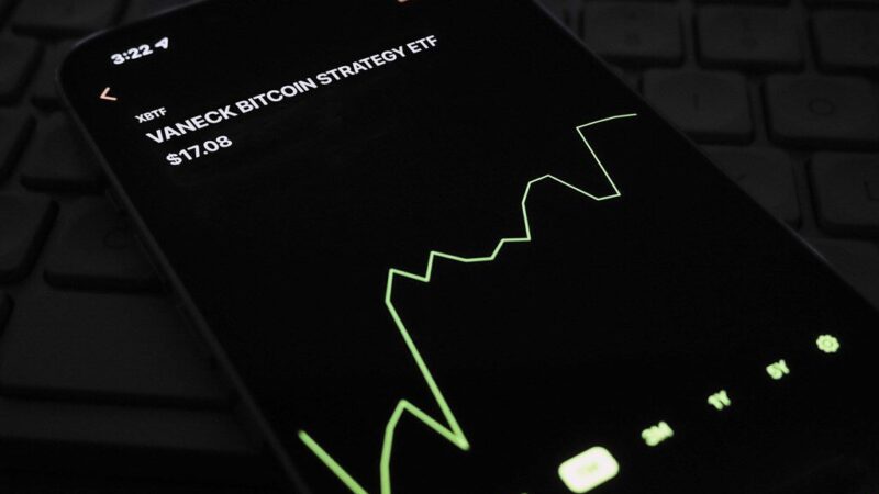 Kriptovaliutų rinką supurtė masinis pasitraukimas: iš bitkoino ETF per savaitę dingo 1,26 mlrd. eurų