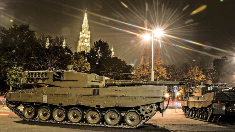 „Leopard 2A4“ parodoje: Šiaurės Korėjoje parodyta Ukrainoje apgadinta Vakarų technika