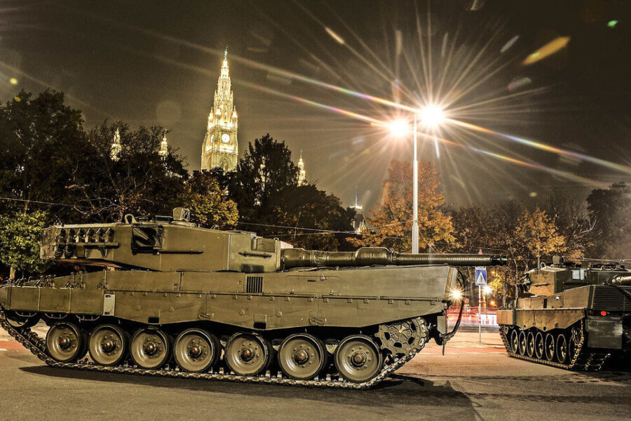 „Leopard 2A4“ parodoje: Šiaurės Korėjoje parodyta Ukrainoje apgadinta Vakarų technika