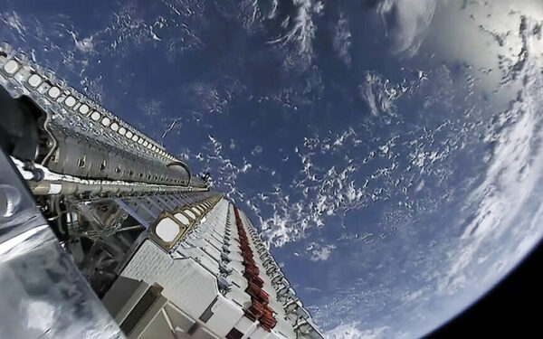 „SpaceX“ atskleidė neįprastą „Starlink“ perspektyvą: vaizdas primena mokslinę fantastiką