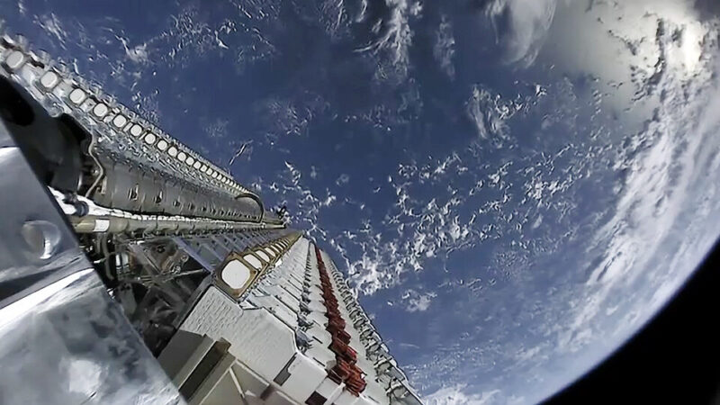„SpaceX“ atskleidė neįprastą „Starlink“ perspektyvą: vaizdas primena mokslinę fantastiką