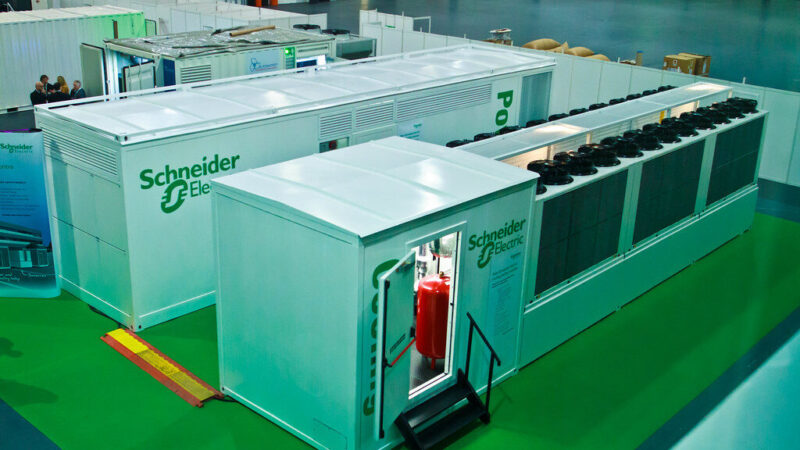 „Schneider Electric“ perspėja: daugeliui energijos taupymas vis dar baigiasi ties LED lemputėmis