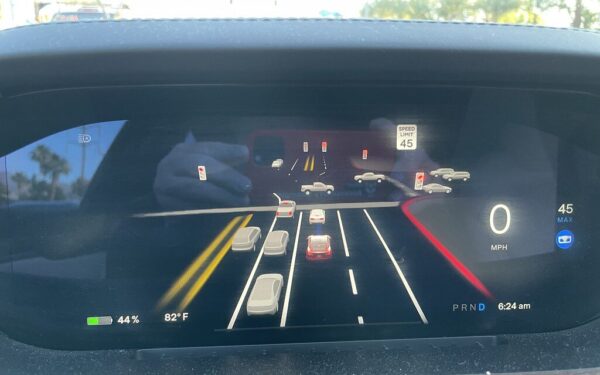 Vairuotojai liko šokiruoti: po naujo atnaujinimo „Tesla“ nebeleidžia tiesiog ignoruoti FSD perspėjimo