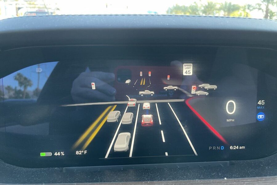 Vairuotojai liko šokiruoti: po naujo atnaujinimo „Tesla“ nebeleidžia tiesiog ignoruoti FSD perspėjimo