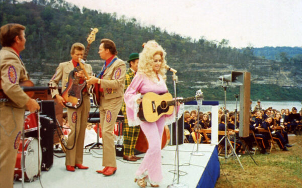 Las Vegaso planai griūva: po gydymo komplikacijų, Dolly Parton atidėjo svarbius pasirodymus
