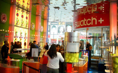 „Swatch“ gerbėjai šturmavo parduotuves: kai kurie laikrodžiai jau dabar kainuoja dešimtis tūkstančių