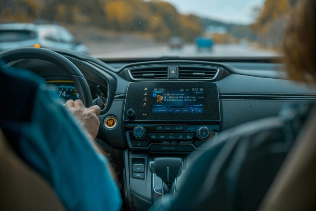 „Youtube“ funkcijos automobilyje. Pexels nuotr.