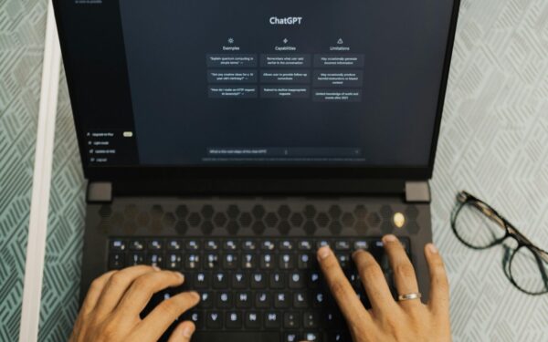 Kalbos apie „OpenAI“ telefoną gausėja: pagrindinis akcentas, DI pačiame įrenginyje