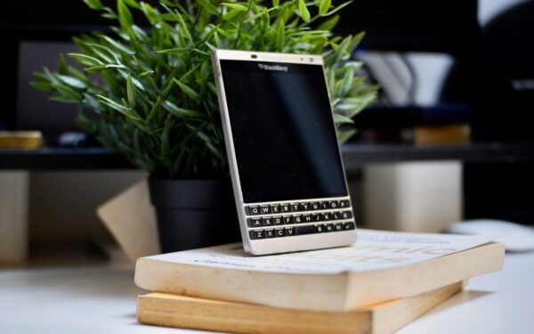 „Clicks“ meta rimtą iššūkį rinkai: telefonas su QWERTY klaviatūra gaus didesnę bateriją ir „Android 17“