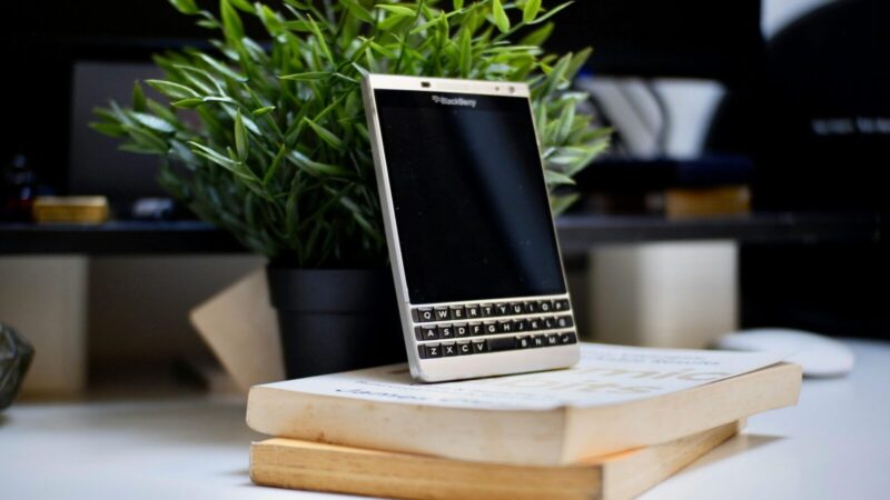 „Clicks“ meta rimtą iššūkį rinkai: telefonas su QWERTY klaviatūra gaus didesnę bateriją ir „Android 17“