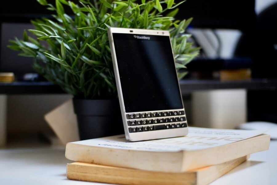 Išmanusis telefonas su QWRTY klaviatūra. Pexels nuotr.