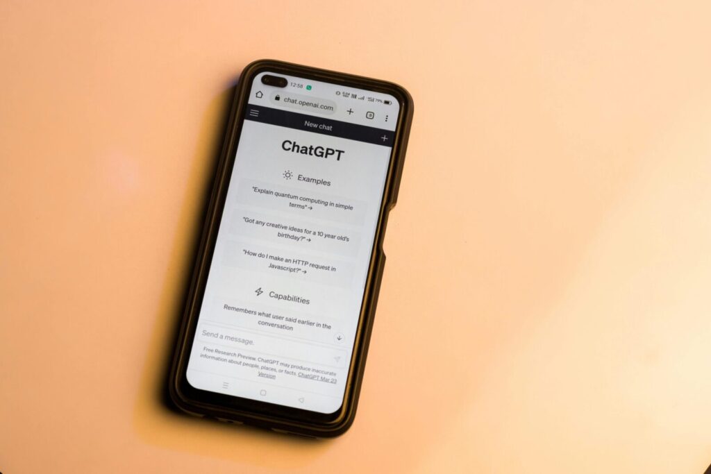 ChatGPT telefone. Pexels nuotr.