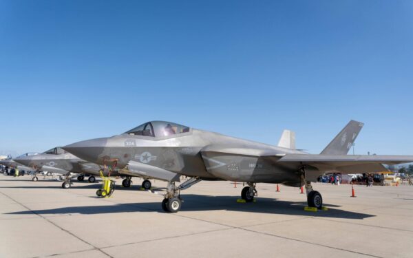 F-35 naikintuvai vadinami skraidančiais duomenų centrais: sužinokite, kuo jie tokie ypatingi