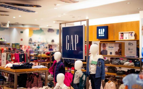 Mirė „Gap“ bendraįkūrėja: kaip ji pakeitė mažmeninę madą ir padėjo ženklui tapti JAV mados simboliu?