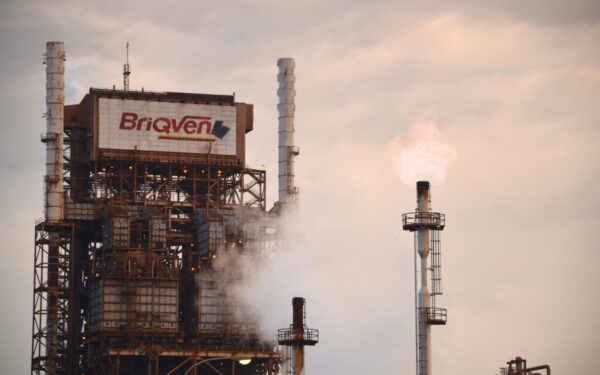 Naftos rinką supurtė staigus kritimas: „Brent“ kaina smuko žemiau 100 dolerių ribos