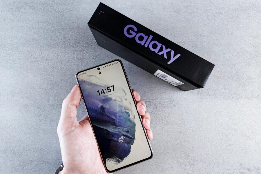 „Samsung“ flagmanų kryptis gali keistis: bazinis „Galaxy S27“ sulaukė dėmesio dar prieš pristatymą