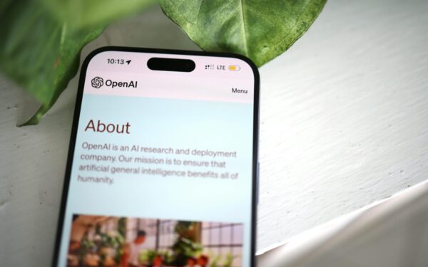 Galimas žingsnis į naują rinką: „OpenAI“ svarsto telefoną su dirbtinio intelekto pirmumo architektūra