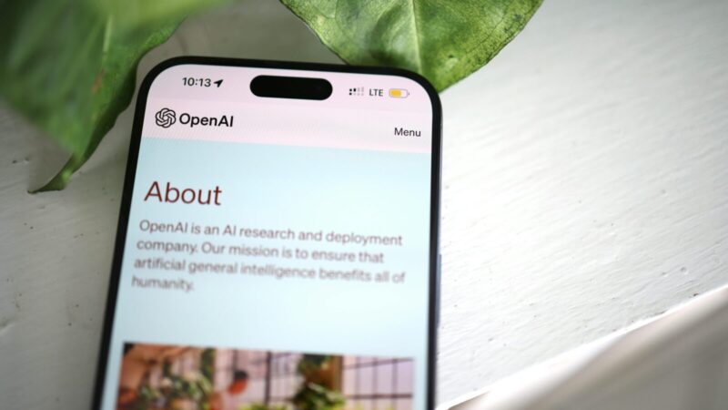 Galimas žingsnis į naują rinką: „OpenAI“ svarsto telefoną su dirbtinio intelekto pirmumo architektūra