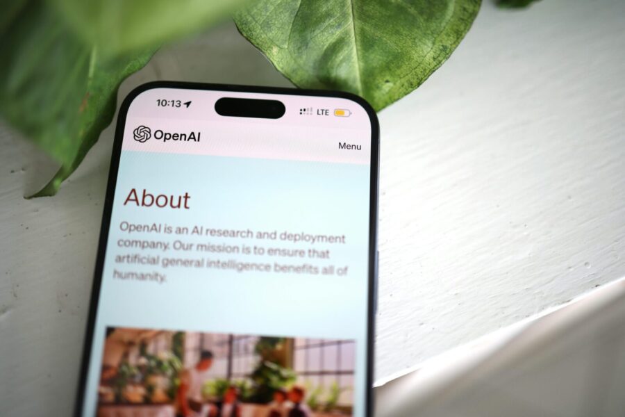 Galimas žingsnis į naują rinką: „OpenAI“ svarsto telefoną su dirbtinio intelekto pirmumo architektūra