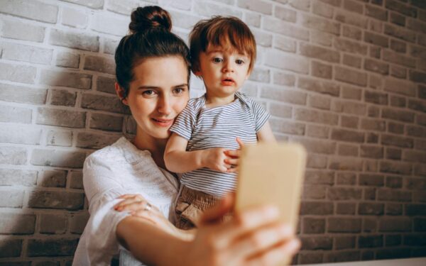 Nauja apklausa atskleidė ryškų pokytį: dalis mamų nebenori rodyti vaikų internete