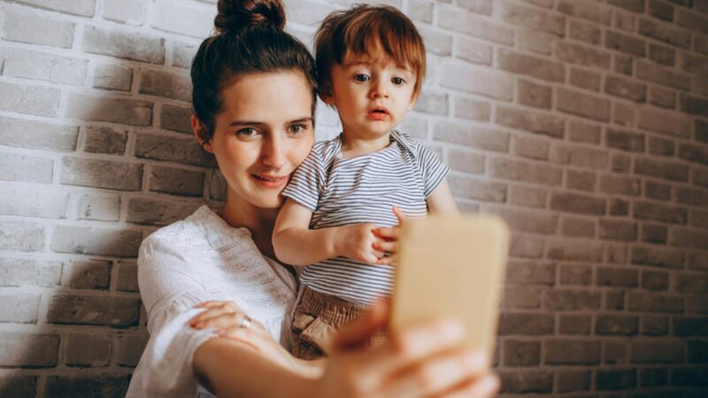 Nauja apklausa atskleidė ryškų pokytį: dalis mamų nebenori rodyti vaikų internete
