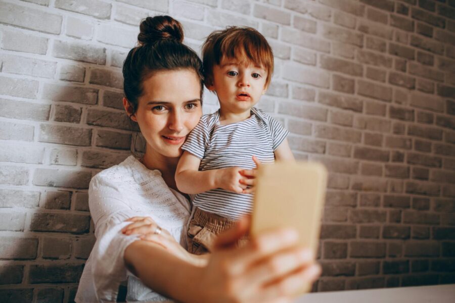 Nauja apklausa atskleidė ryškų pokytį: dalis mamų nebenori rodyti vaikų internete