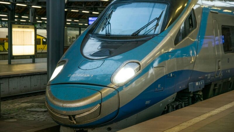Neįprastas vaizdas Lenkijoje: į bėgius grįžta dvigubi „Pendolino“ traukiniai