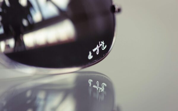 Skandalas dėl „Ray-Ban Meta“ akinių plečiasi: politikai reikalauja skubiai įvesti ribojimus