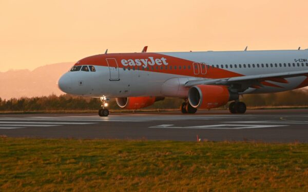 Oro linijos „easyJet“ keleiviams žada daugiau komforto: atsiranda iki 5 cm papildomos vietos