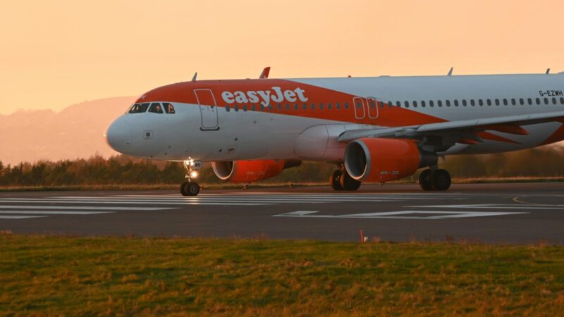 Oro linijos „easyJet“ keleiviams žada daugiau komforto: atsiranda iki 5 cm papildomos vietos