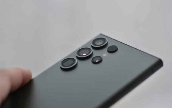 „Samsung“ gali atsisakyti svarbios kameros „Galaxy S27 Ultra“: dėmesys kokybei, o ne kiekiui