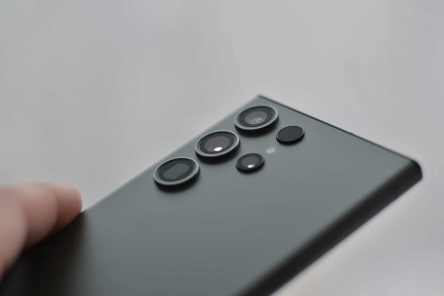„Samsung“ gali atsisakyti svarbios kameros „Galaxy S27 Ultra“: dėmesys kokybei, o ne kiekiui