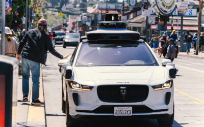 „Waymo“ susidūrė su rimtu iššūkiu: autonominiai automobiliai nebeatpažino pavojaus