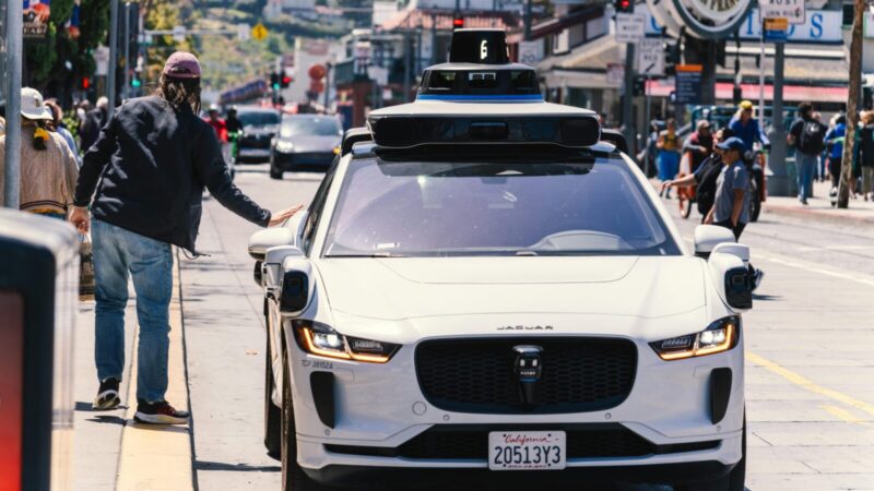 „Waymo“ susidūrė su rimtu iššūkiu: autonominiai automobiliai nebeatpažino pavojaus