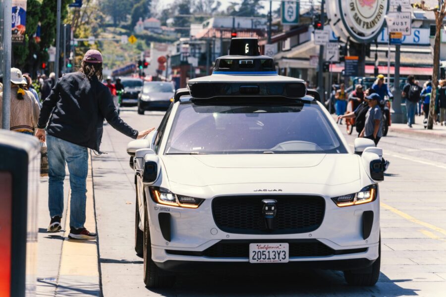 „Waymo“ susidūrė su rimtu iššūkiu: autonominiai automobiliai nebeatpažino pavojaus