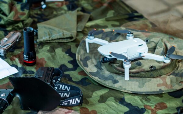 Dronų įskridimai ir trikdoma navigacija: po virtinės incidentų Baltijos šalys siunčia aiškią žinią Europai
