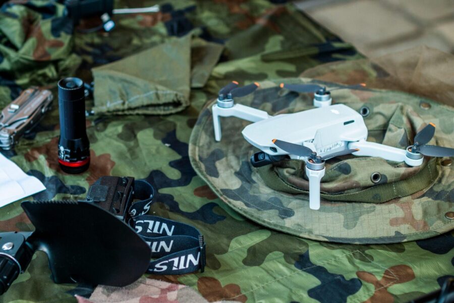 Dronų įskridimai ir trikdoma navigacija: po virtinės incidentų Baltijos šalys siunčia aiškią žinią Europai