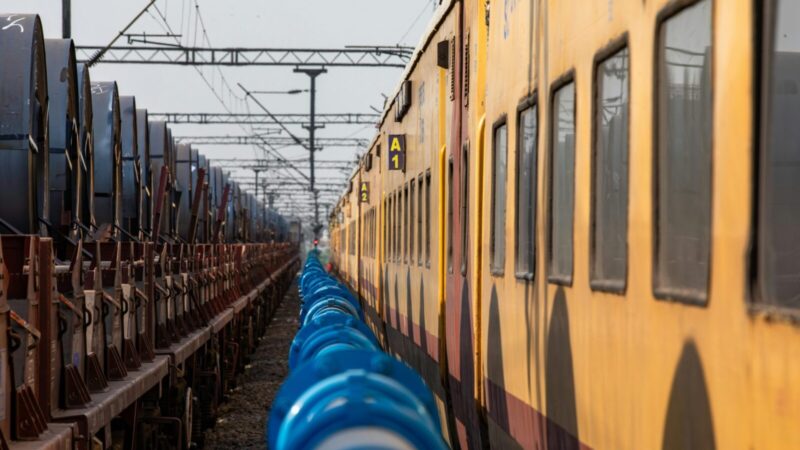 Traukinį Pakistane sudrebino galingas sprogimas: tarp aukų galėjo būti ir šeimų su vaikais