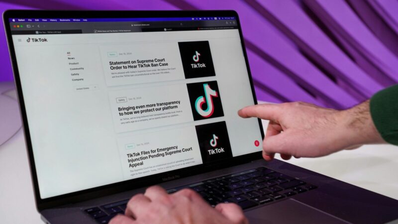 Vartotojai liko šokiruoti: „TikTok“ dirbtinis intelektas pradėjo viešinti absurdiškus aprašymus