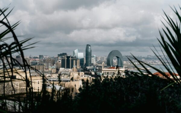 Šios nuotraukos giliai paliečia širdį: Baku mieste lietuvių darbai pasakoja karo Ukrainoje realybę