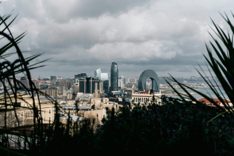 Šios nuotraukos giliai paliečia širdį: Baku mieste lietuvių darbai pasakoja karo Ukrainoje realybę