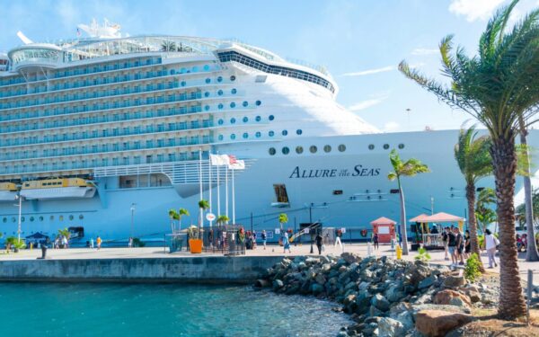 „Royal Caribbean“ plečia „Icon“ klasę: statys dar du milžiniškus kruizinius laivus