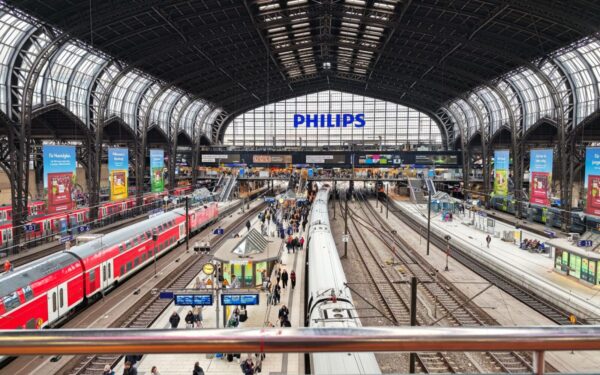 Verslui skirtas „Philips“ monitorius atrodo lyg iš ateities: klientas ir darbuotojas matys skirtingas puses