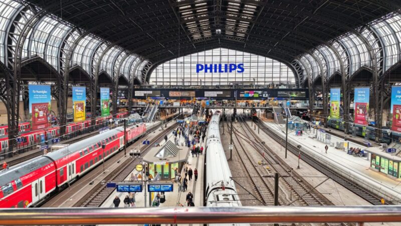 Verslui skirtas „Philips“ monitorius atrodo lyg iš ateities: klientas ir darbuotojas matys skirtingas puses