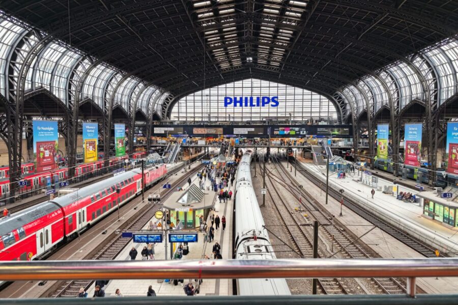Verslui skirtas „Philips“ monitorius atrodo lyg iš ateities: klientas ir darbuotojas matys skirtingas puses