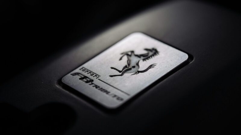 „Ferrari“ pristatė 550 tūkst. eurų kainuosiantį „Luce“: rinkos reakcija buvo negailestinga