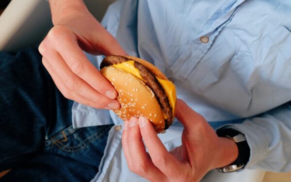 Dietologai paaiškino, kas iš tiesų vyksta organizme per „sukčiavimo dieną“: skirtumas didesnis, nei atrodo