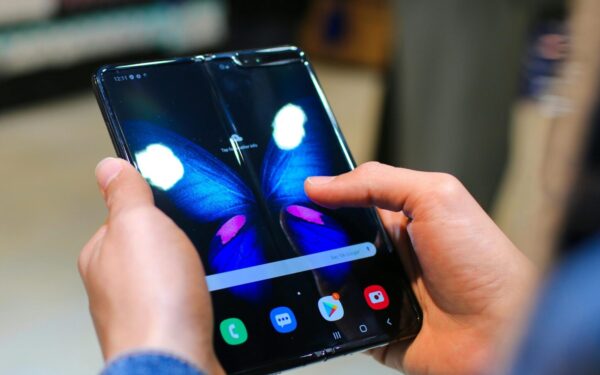 „Samsung“ gali nustebinti nauju sulenkiamu flagmanu: dėl platesnio ekrano aukos vieną svarbų dalyką