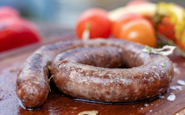 Vienas paprastas ingredientas ir naminė dešra tampa dar gardesnė: kas jį naudoja, kitaip gaminti nebenori